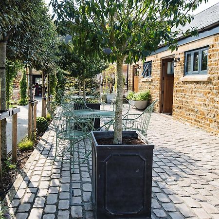 The George Inn Barford St Michael Eksteriør bilde The courtyard at The Old Post Office