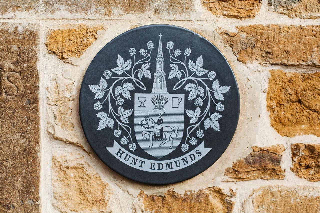 The George Inn Barford St Michael Eksteriør bilde Hunt Edmunds' coat of arms