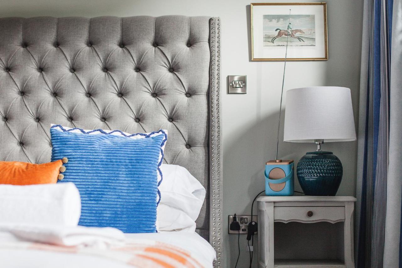 The George Inn Barford St Michael Eksteriør bilde A bedroom with a bedside table