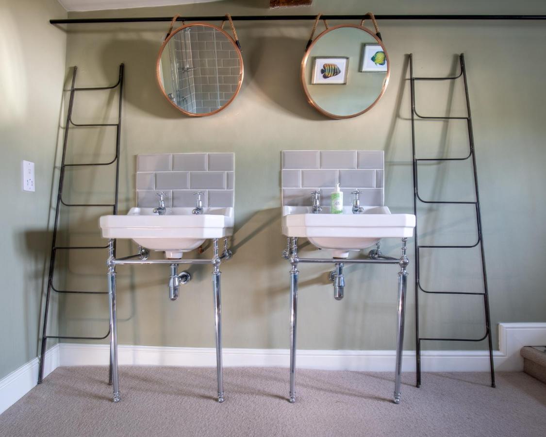 The George Inn Barford St Michael Eksteriør bilde A pair of decorative metal ladders