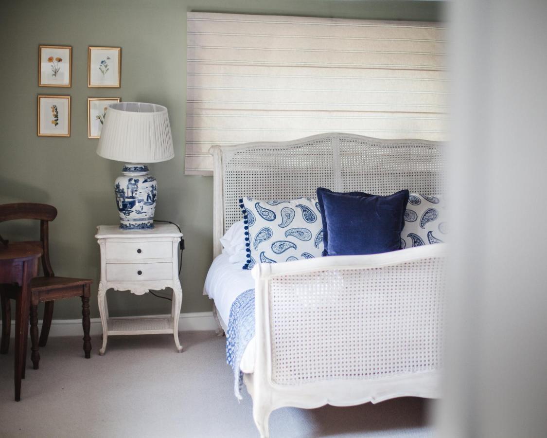 The George Inn Barford St Michael Eksteriør bilde A bedroom with a blue and white color scheme