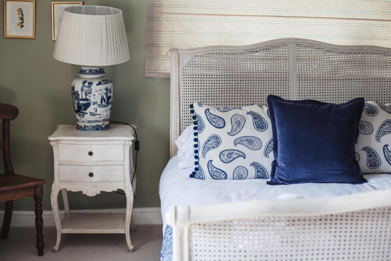 The George Inn Barford St Michael Eksteriør bilde A blue and white bedroom