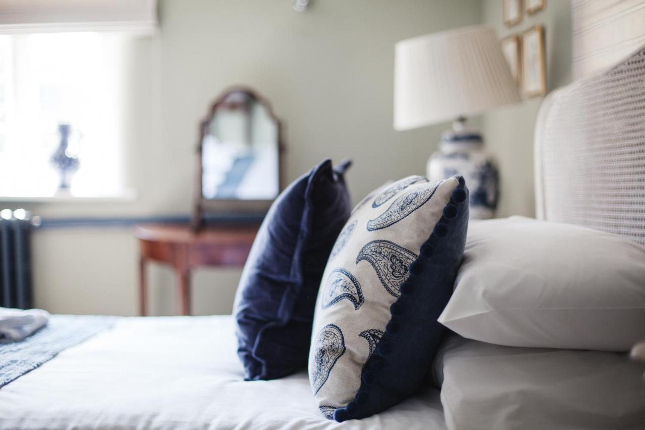The George Inn Barford St Michael Eksteriør bilde A bed with cushions